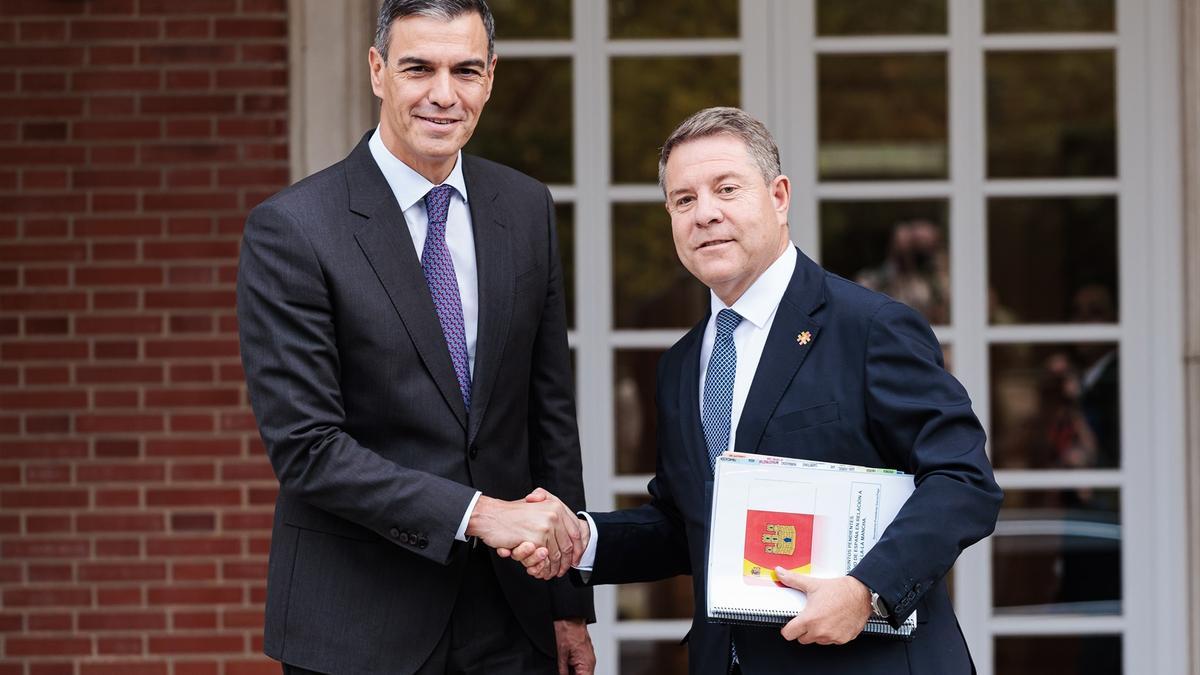 El presidente del Gobierno, Pedro Sánchez (i), durante su reunión con el presidente de Castilla-La Mancha, Emiliano García-Page (d), en Moncloa, a 4 de octubre de 2024.