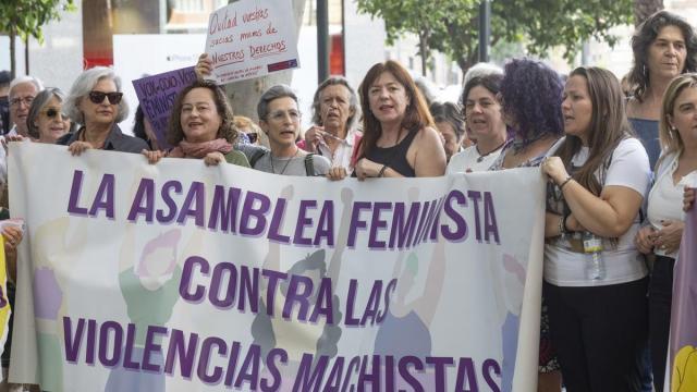 Protesta contra el diputado de Vox en la Asamblea regional Antonio Martínez Nieto.