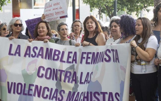 Protesta contra el diputado de Vox en la Asamblea regional Antonio Martínez Nieto.
