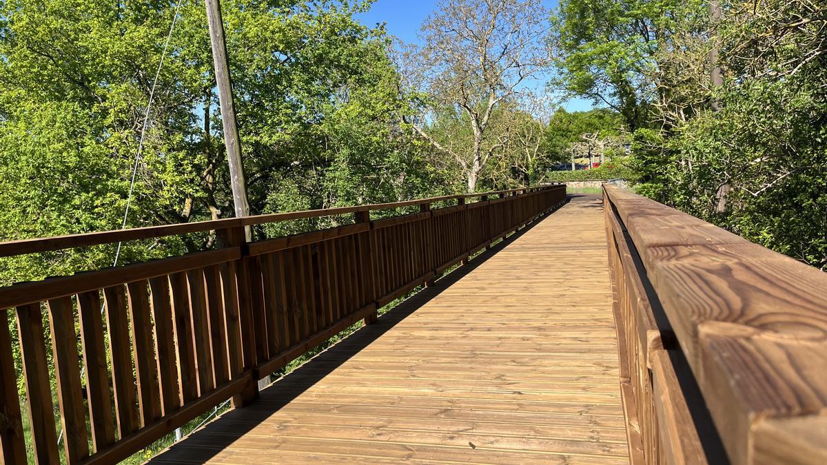 A pesar del retraso de las obras y algún que otro contratiempo, el nuevo puente de Azatza ya está operativo.