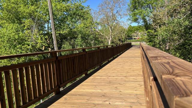 A pesar del retraso de las obras y algún que otro contratiempo, el nuevo puente de Azatza ya está operativo.