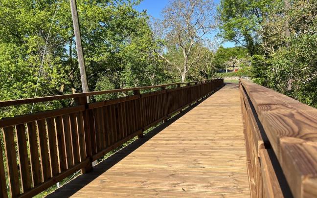 A pesar del retraso de las obras y algún que otro contratiempo, el nuevo puente de Azatza ya está operativo.