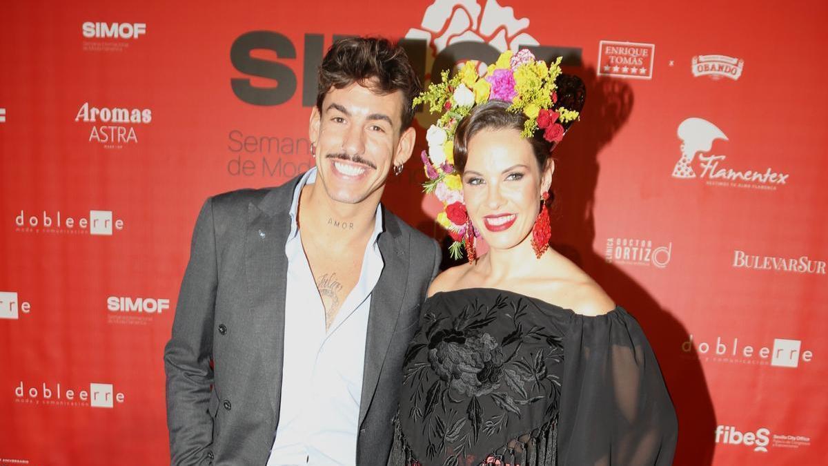 Luitingo y Jessica Bueno posan durante la inauguración de SIMOF 2024 en Sevilla.