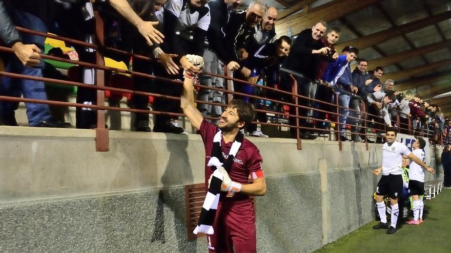 Jon Altamira saluda a la afición de Urbieta.