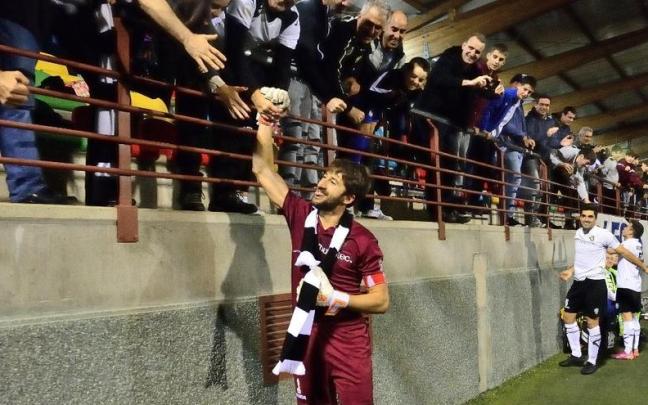 Jon Altamira saluda a la afici&oacute;n de Urbieta.