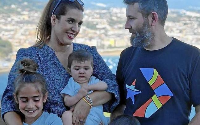 Zuriñe Lasagabaster y Santos Junquera junto al pequeño Ibai