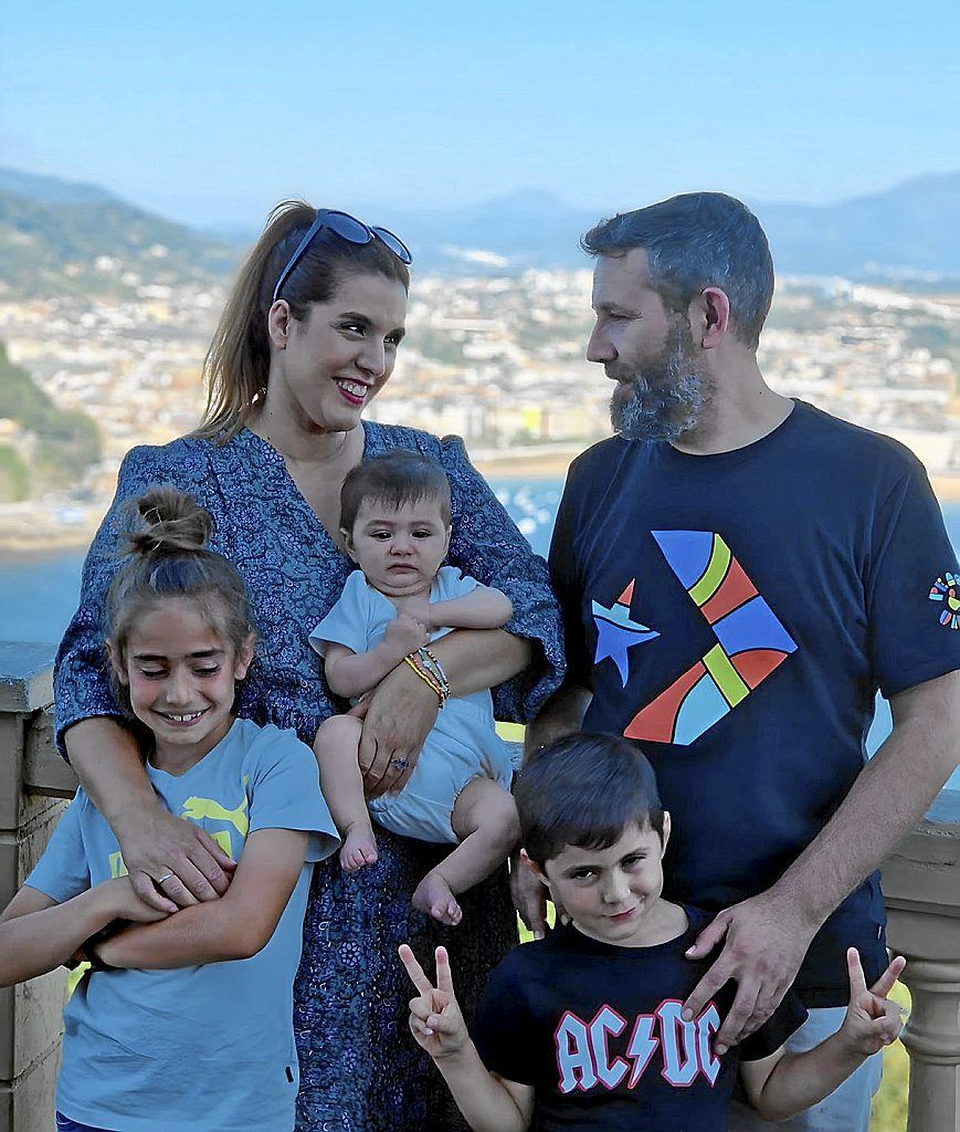Zuriñe Lasagabaster y Santos Junquera junto a sus tres hijos, Unax, Aimar y el pequeño Ibai