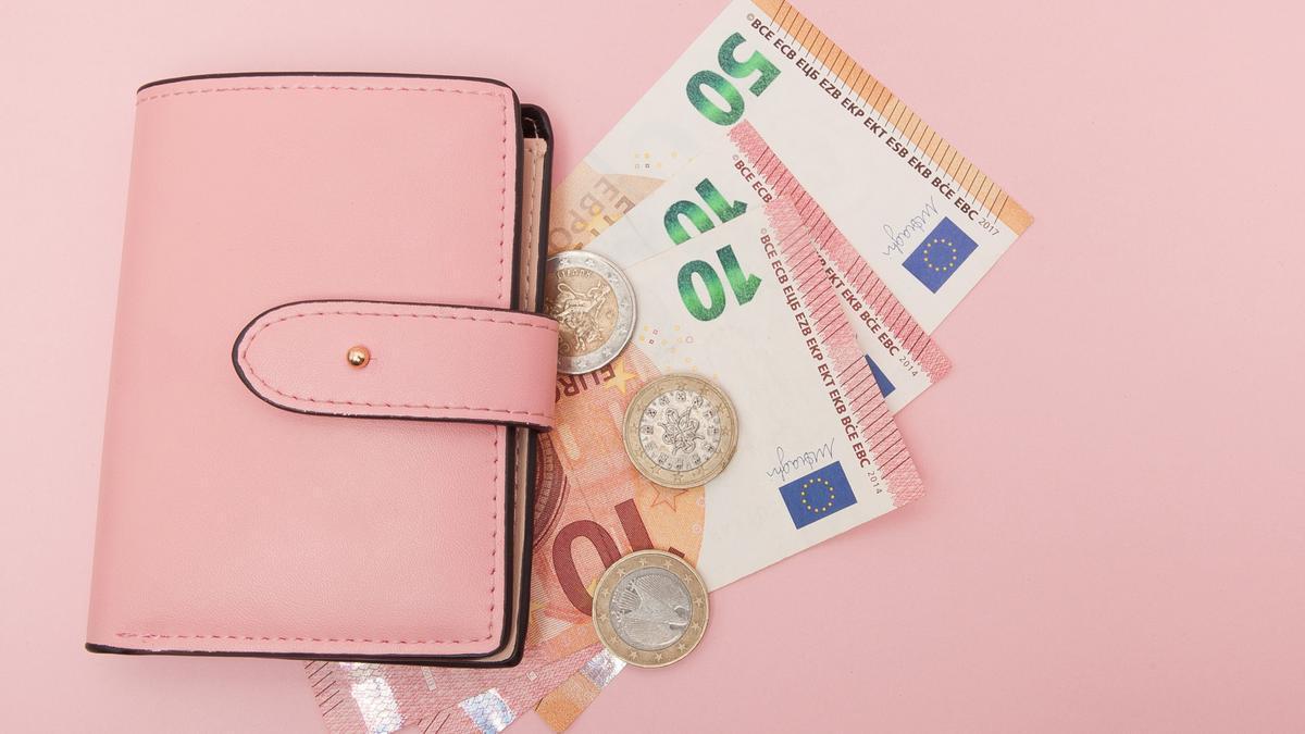 Una cartera con billetes y monedas de euro de distinto valor.