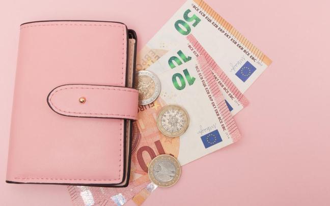 Una cartera con billetes y monedas de euro de distinto valor.