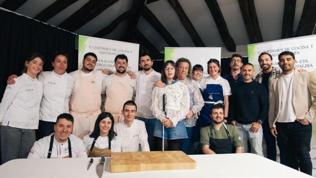 Foto de grupo de todos los participantes, con Udane Eiros en el centro.