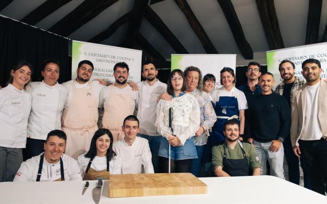 Foto de grupo de todos los participantes, con Udane Eiros en el centro.