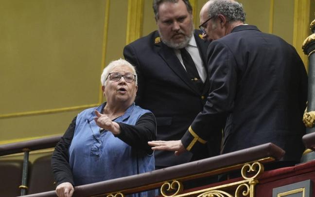 La mujer ha tenido que ser expulsada del hemiciclo.