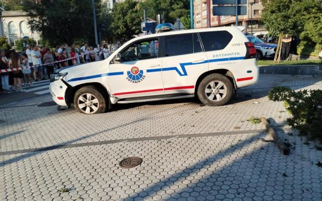 El coche de la Ertzaintza después de la colisión / N.G