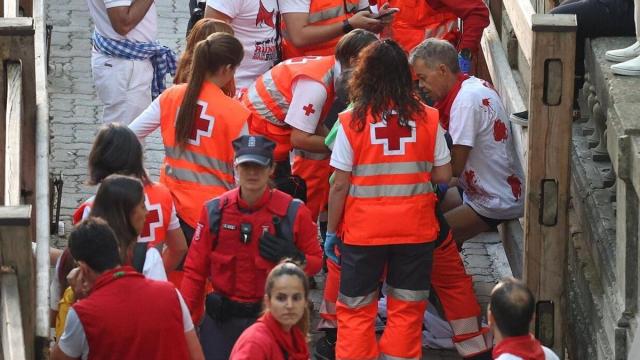 El corredor holandés es atendido tras la cornada.