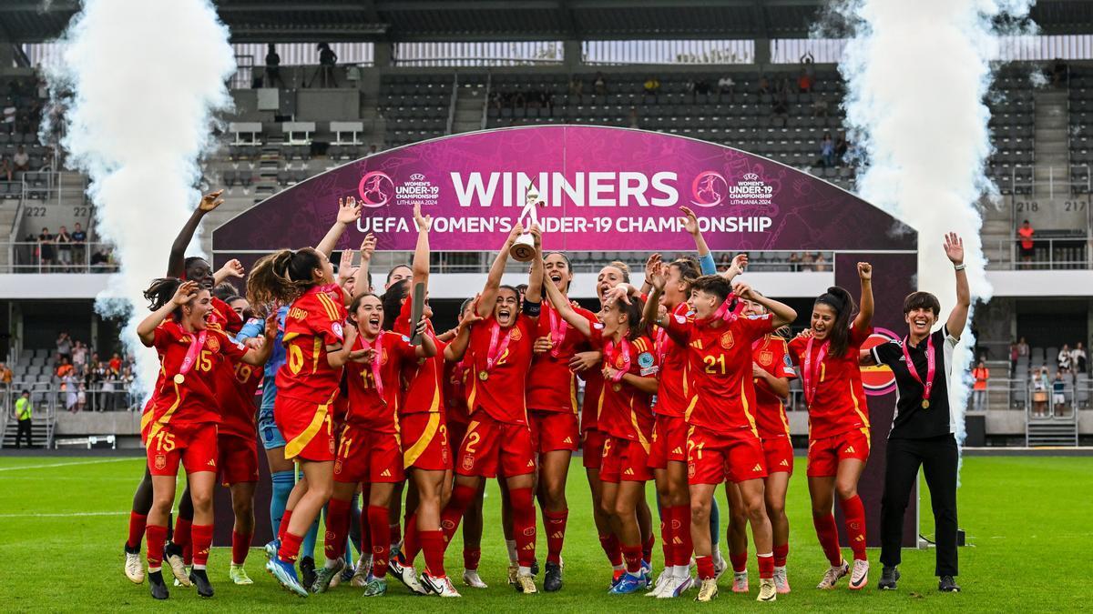 España ganó el Campeonato de Europa sub-19 por tercera edición consecutiva. Egiguren llevó el número 15