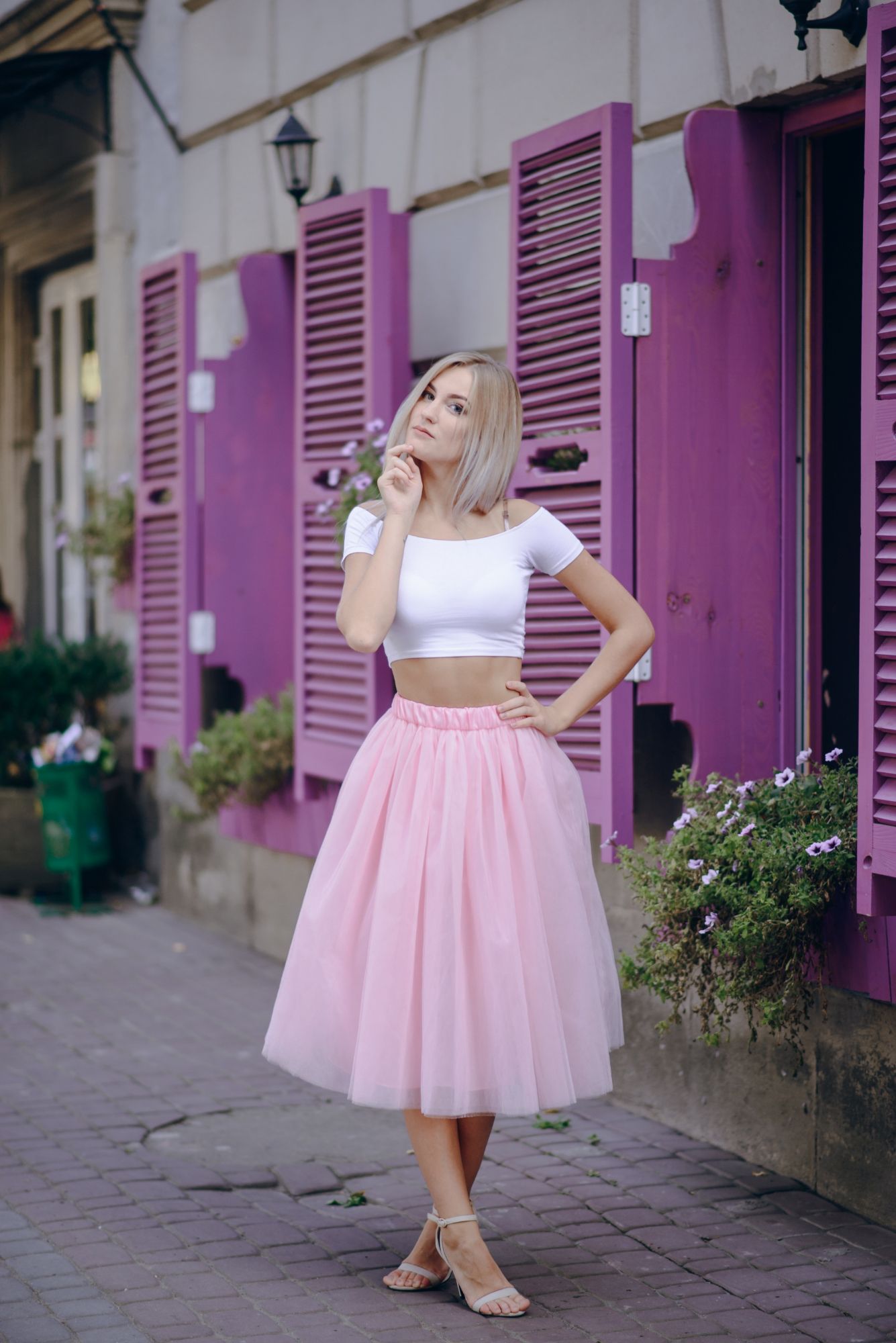 Conjunto de falda rosa y top blanco.