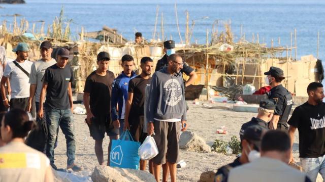 En imágenes | Traslado de los migrantes de la playa del Trampolín
