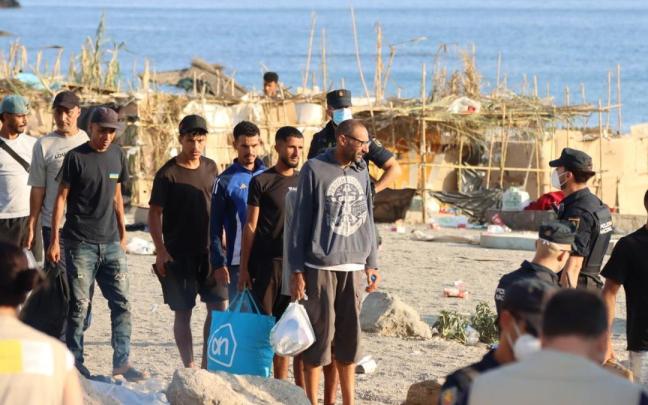 En imágenes | Traslado de los migrantes de la playa del Trampolín