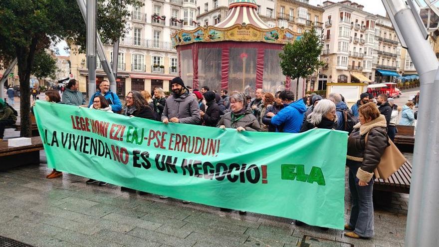 Concentración de ELA en Gasteiz para denunciar las deficiencias en Ley de Medidas Urgentes en Materia de Vivienda.