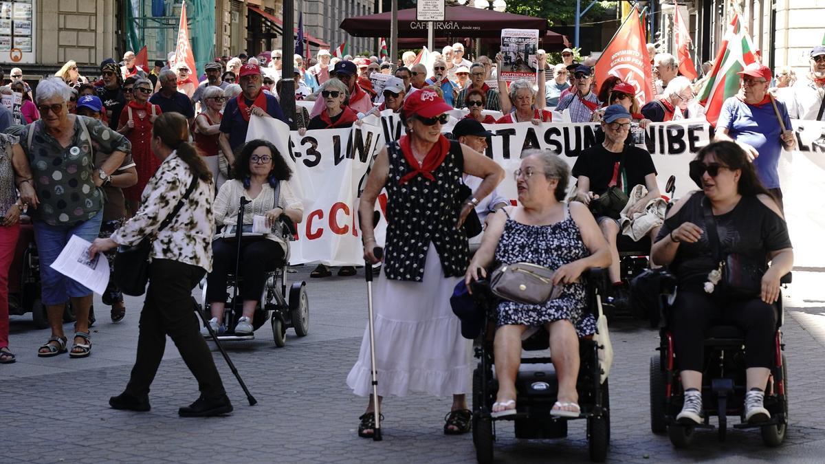 Una decena de personas con movilidad reducida han encabezado la protesta