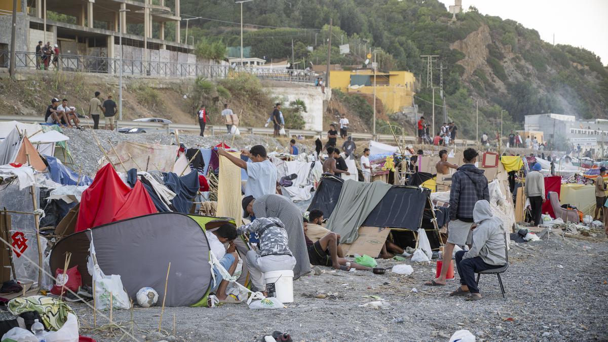 Decenas de personas, en la playa del Trampolín.