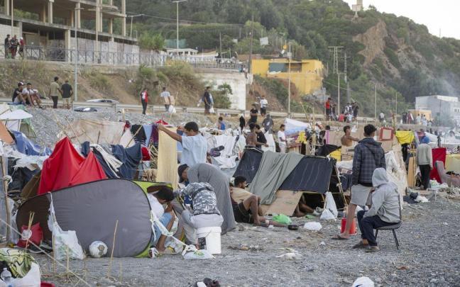 Decenas de personas, en la playa del Trampolín.