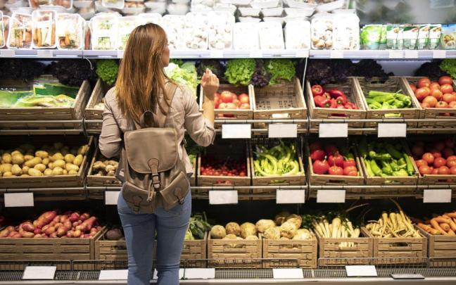 Una mujer compra en un supermercado.