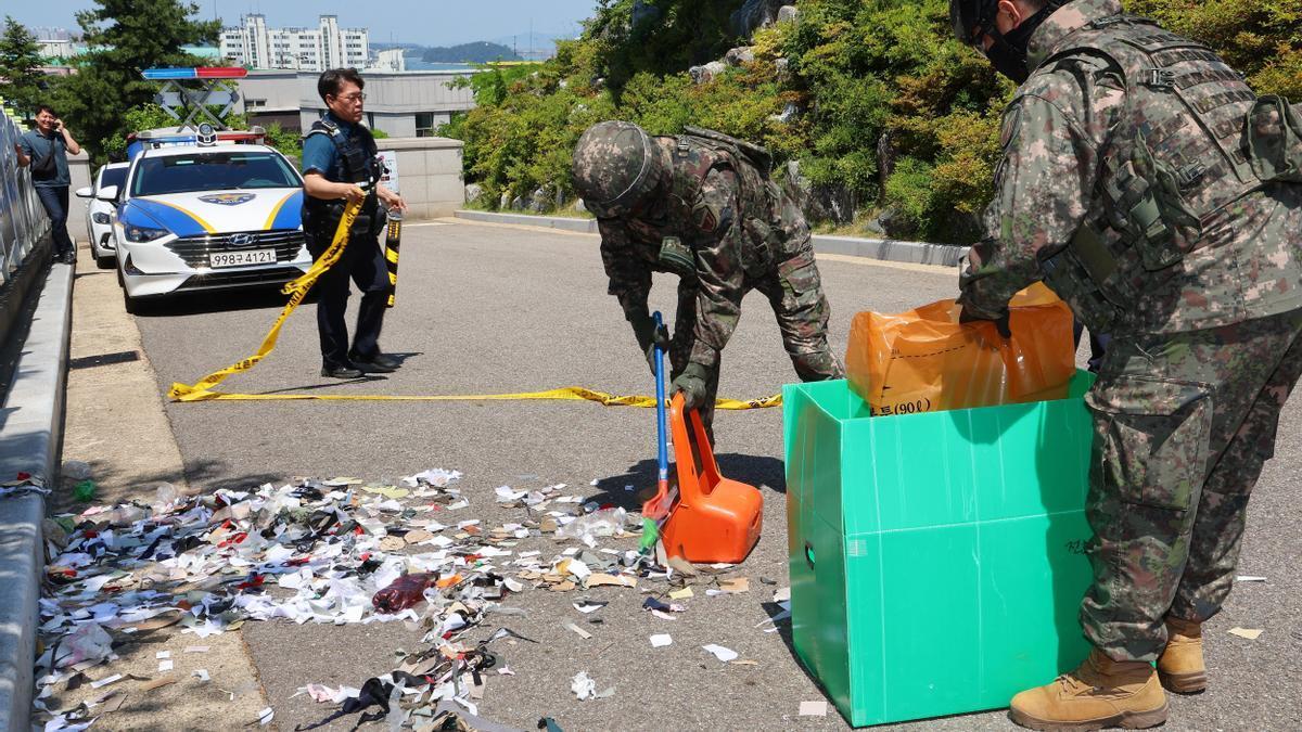 Labores de limpieza en Seúl tras la caída de un globo con basura lanzado por Corea del Norte.