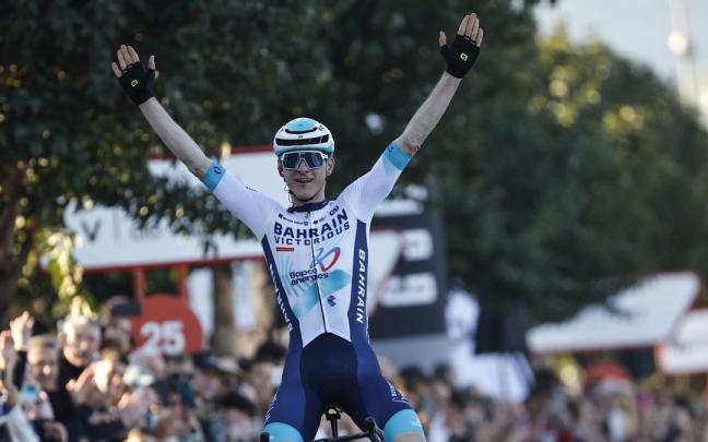 El esloveno Matej Mohoric celebra su victoria en la segunda etapa de la Volta a la Comunitat Valenciana.