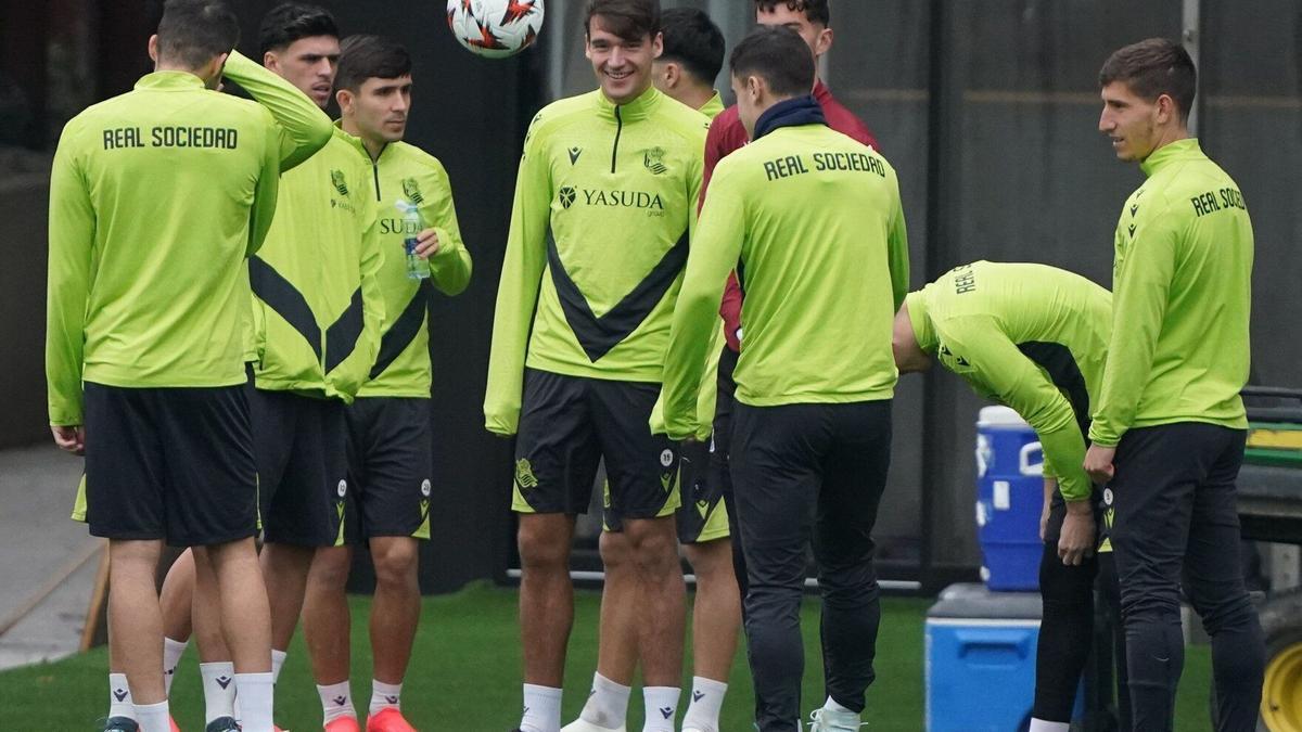 Urko sonríe en el centro entre compañeros antes de un entrenamiento de la Real. / RUBEN PLAZA