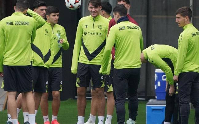 Urko sonríe en el centro entre compañeros antes de un entrenamiento de la Real. / RUBEN PLAZA
