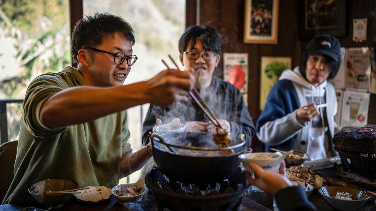 Varias personas degustan carne de oso en el restaurante Suzukaen, situado en las montañas de Chichibu, a las afueras de Tokio.