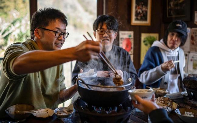Varias personas degustan carne de oso en el restaurante Suzukaen, situado en las montañas de Chichibu, a las afueras de Tokio.