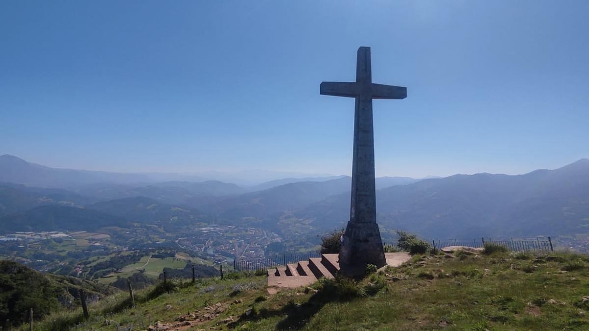 En imágenes: Uzturre, un espectacular mirador desde su cruz