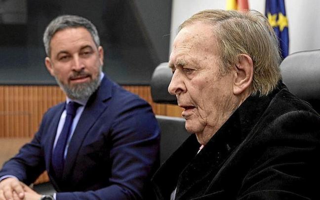 Santiago Abascal observa a Ramón Tamames en su última comparecencia ante los medios. | FOTO: E. PRESS