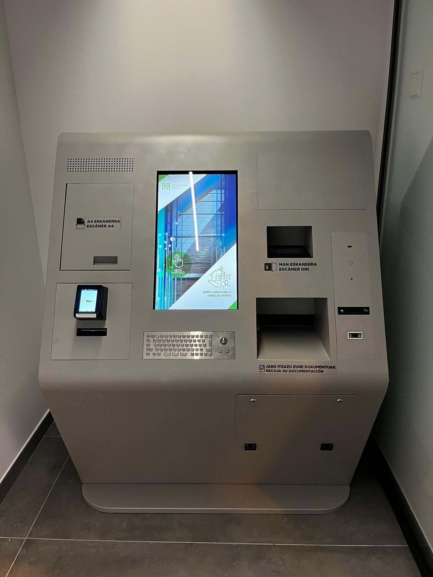 Foto de una de las máquinas instaladas en Hondarribia para realizar trámites municipales.