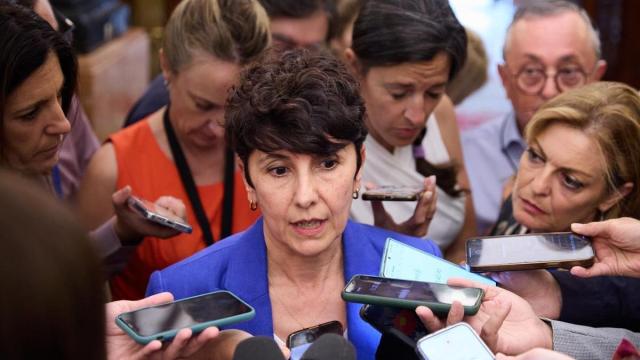 Maribel Vaquero atiende a los medios tras la sesión de control en el Congreso. / EP Maribel Vaquero atiende a los medios tras la sesión de control en el Congreso.