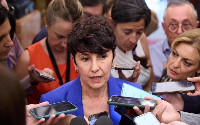 Maribel Vaquero atiende a los medios tras la sesión de control en el Congreso. / EP Maribel Vaquero atiende a los medios tras la sesión de control en el Congreso.