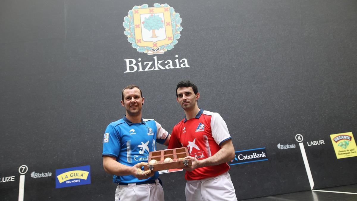 Aitor Elordi y Jokin Altuna, ayer con el cestaño para la final del Manomanista del domingo.