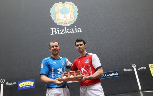 Aitor Elordi y Jokin Altuna, ayer con el cestaño para la final del Manomanista del domingo.
