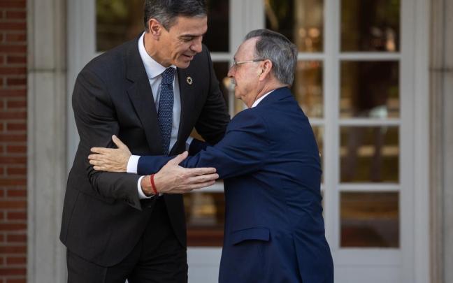 El presidente del Gobierno, Pedro Sánchez, recibe al presidente de Ceuta, Juan Jesús Vivas.
