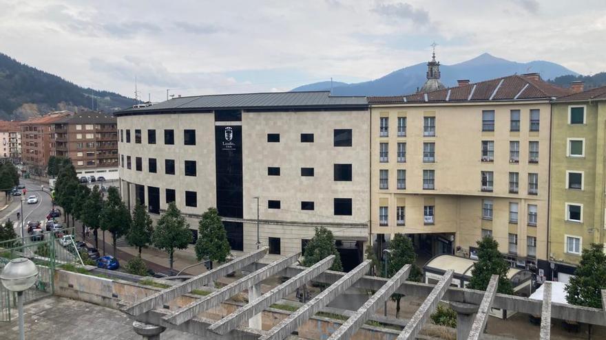 Ayuntamiento de Laudio visto desde la Avenida Zumalakarregi