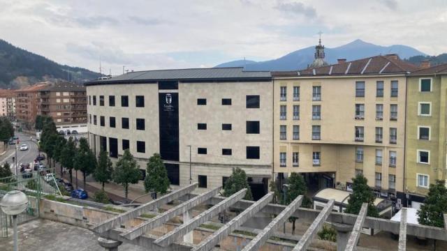 Ayuntamiento de Laudio visto desde la Avenida Zumalakarregi