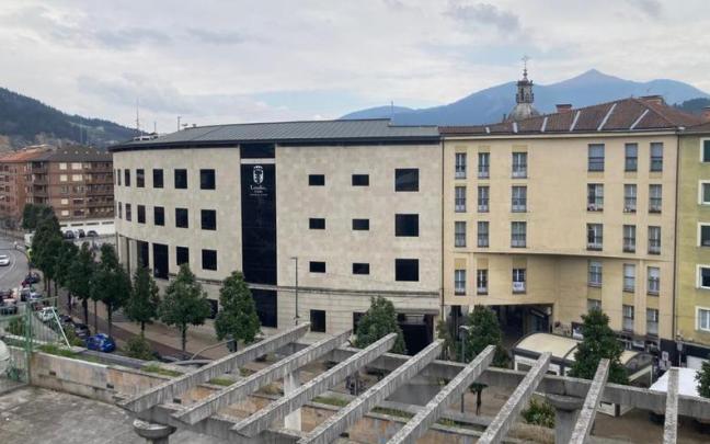 Ayuntamiento de Laudio visto desde la Avenida Zumalakarregi