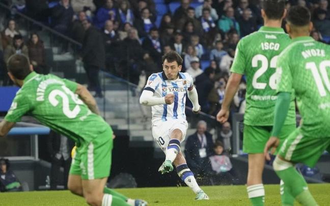 Oyarzabal, en el lanzamiento de falta que ha estrellado en el poste. / RUBEN PLAZA