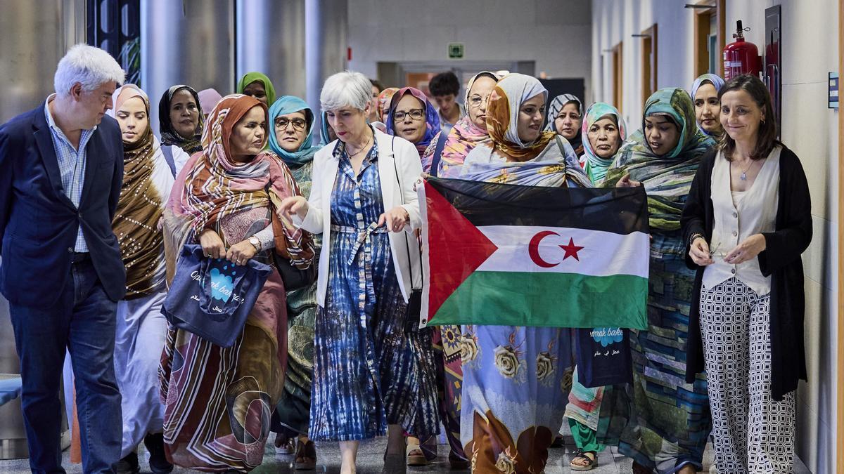 Una delegación de mujeres saharauis con cargos políticos y sociales recibe formación en Euskadi.