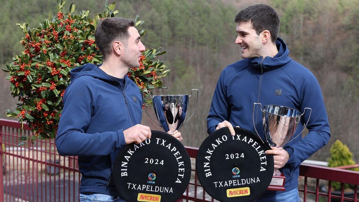 Peio Etxeberria y Zabaleta celebran la txapela del Campeonato de Parejas.