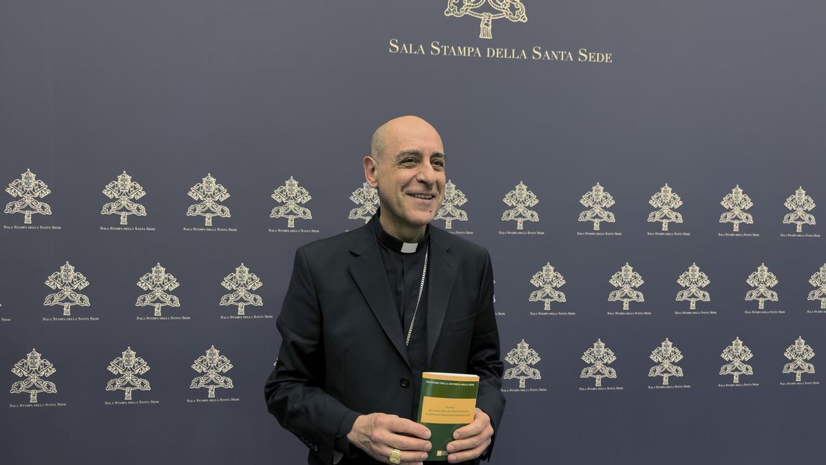 El prefecto de la Congregación para Doctrina de la Fe, el cardenal argentino Víctor Manuel Fernández, durante una rueda de prensa.