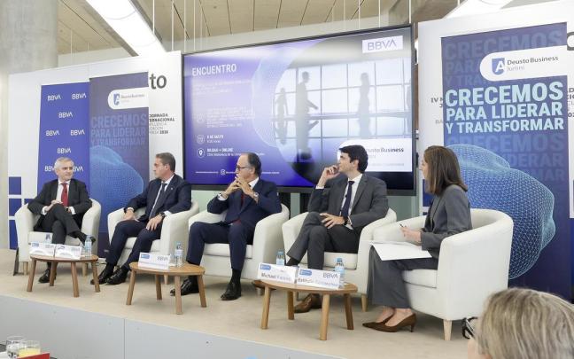 Los participantes en el foro organizado por Deusto Business Alumni y BBVA en Bilbao.