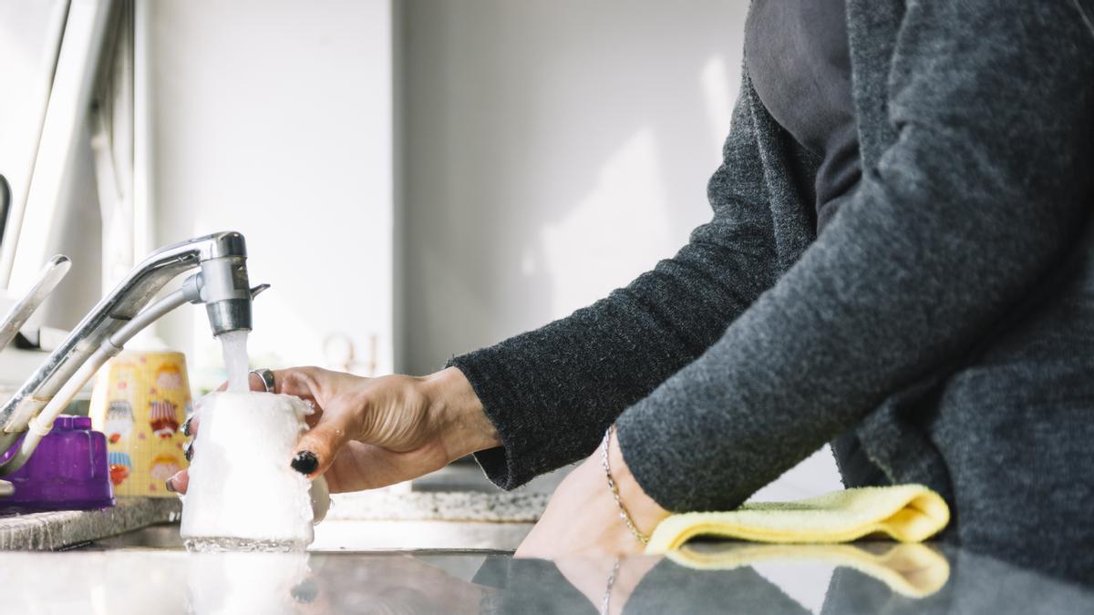 Manos de una mujer lavando una taza